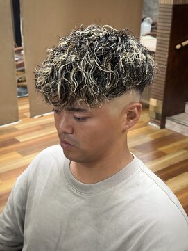 イエローコーン 金沢文庫店(YELLOW CORN) スペインカール/金メッシュパーマ/メンズハイライト/フェード