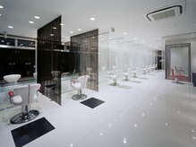 アース 盛岡南店(HAIR & MAKE EARTH)の雰囲気（広々とした店内でゆったりお過ごしいただけます【EARTH盛岡南】）