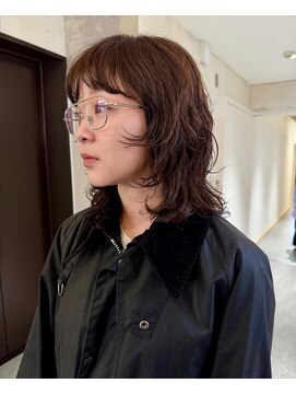 シス(sisu) ミディアムレイヤーパーマ