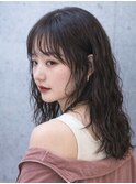 ミディアムレイヤーウェーブ ナチュラル前髪あり 抜け感トレンド