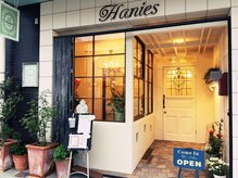 ハニーズ(Hanies)の雰囲気（窓から見えるシャンデリアと赤レンガの入り口がお迎えします♪）