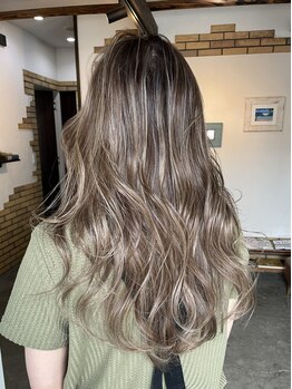 シュシュ(chou chou)の写真/長年培ったブリーチ技術で最大限のダメージレス。トレンドに合わせてデザインカラーをいつまでも楽しめる。