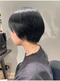 ショートボブと暗染めグレイアッシュとともに