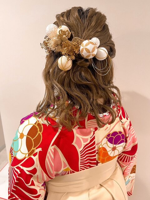 ハーフアップ×ゴールドヘアアクセサリー