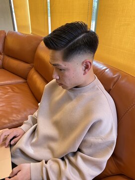 タカギ(TAKAGI) アッシュブラックサイドパートフェード刈り上げ