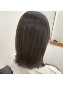赤みも黄みもしっかり抑えた透明感カラー