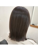 美容師 久保浦&nbsp;赤みも黄みもしっかり抑えた透明感カラー