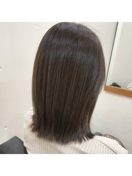 赤みも黄みもしっかり抑えた透明感カラー