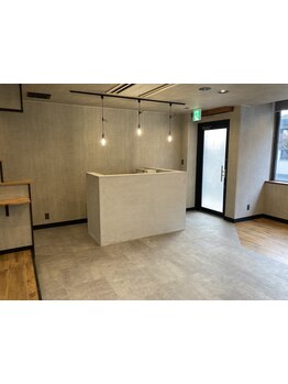 【女性スタイリストが完全マンツーマンで施術】大人女性の美をサポート。女性が来店しやすいサロン《defo》