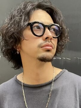 大人の波巻きスパイラルパーマミディアムロングメンズカットヘア