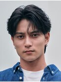 大人の抜け感を演出する、今トレンドのフェザーパーマ