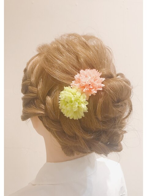編み込みとお花の髪飾りを使ったヘアアレンジ
