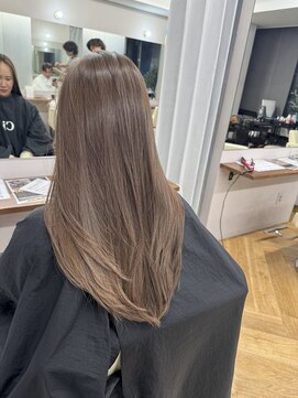 シカ 神戸三宮元町店(Cica) ベージュ 冬 髪質改善 ハイトーン ブリーチ 三宮 元町