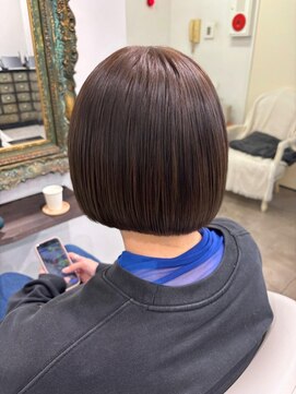 ラインの出る艶のあるボブスタイル