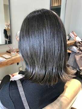 アヴァカブヘアライフ(avacab HAIR LIFE) 外ハネミディ/グレージュ