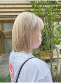 ブロンドベージュ×切りっぱなしボブ