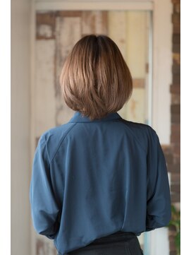 イヴァルヴ(EVOLVE) くびれショートボブブラウンカラー透明感小顔艶髪スタイル