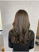 赤みのないオリーブベージュカラー