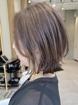 ソワネ 表参道(soigne)&nbsp;表参道白髪ぼかしハイライトミディアムボブアッシュグレー50代