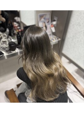 水素の力で傷ませず理想色へ。ブリーチなしWカラー