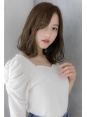 【センターパートでレイヤーミディ×グレージュ】