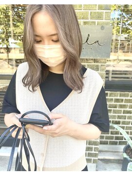 ヘアデザイン ソラ(Sola) ニュアンスグレーベージュ×ゆるふわウェーブセンターパート