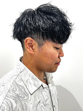 ヒュイル バイ ニアウ(Hwyl by Niau) メンズマッシュパーマニュアンスパーマスパイラルパーマ刈り上げ