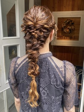 ガーランド (Garland) 編み下ろし　結婚式　お呼ばれ　ヘアアレンジ　大人かわいい