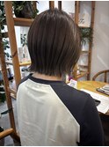 大人の抜け感グレージュ×切りっぱなしボブ