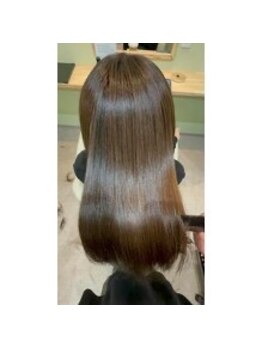 リベル(LIbeR)の写真/広がりを抑え、思わず触れたくなる自然なストレートヘアへ。