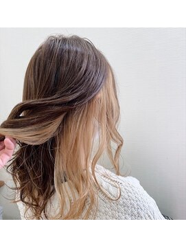 美容室 メザミー MESAMIES セクションカラーゆるふわ◎ホワイトブロンドワンカールレイヤー