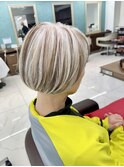 白髪を生かした3Dカラーのショートボブ