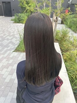 ダメージを考慮した上で艶髪が叶う手ぐしでまとまる柔らかい質感に仕上がる自然なストレートヘア[髪質改善]