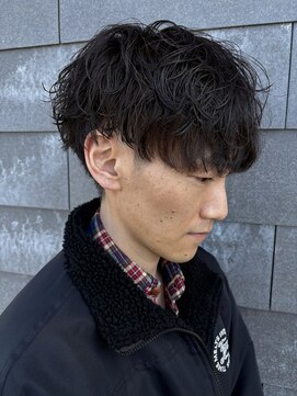 ヒュイル バイ ニアウ(Hwyl by Niau) MEN’S HAIR/サーフカール/刈り上げセンターパート/伊勢崎