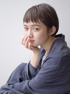 サークル(CIRCLE) マッシュショートカーキグレージュ大人かわいいフェザーバング