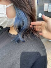 ヘアメイク アース 西船橋店(HAIR & MAKE EARTH) 【MISA】目を惹くインナーカラーブルーに波ウェーブミディ
