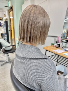 ヒビヲ 天神警固(HIBIO) ショートボブ切りっぱなしボブタッセルボブブリーチダブルカラー