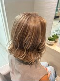 明るい毛先を楽しむ外ハネミディアム