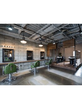 インダストリアルデザインとドライフラワーの組み合わせがとてもお洒落。隠れ家のような心地よい空間