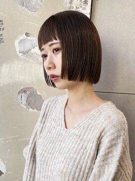 ロジ(loji) オン眉と前上がりボブ