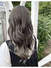 こなれ感を演出するなら、グレージュカラー