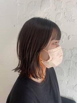 エム(EM) 切りっぱなしボブ/オレンジイヤリング