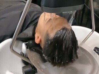 ライノ(Rhino)の写真/東京で話題の髪浸浴扱いサロン♪フェイスラインからお湯をかけ流す至福のリラックスタイムをご体感ください
