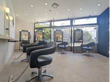 シュモレ ベイシティーの雰囲気（白と青の店内で広々としたカットスペースです☆）