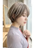 アッシュベージュカラーショートヘア