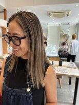 コル(Cor)&nbsp;全頭ハイライトで白髪を楽しむスタイル