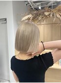 ベージュ