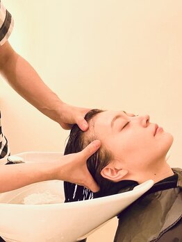 ヘアメイク リシュ(HAIR MAKE RICHE)の写真/アロマエッセンシャルオイルを使用し、ヘッドスパマッサージで体全体を癒していきながら髪の毛も修復◎