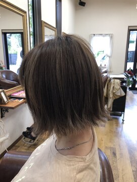 リリー ヘアーアンドビューティー(Lily) 切りっぱなしボブ