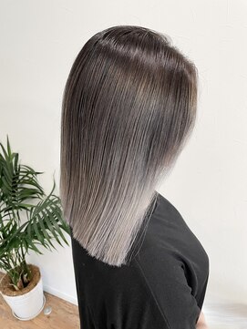 キュー(cue) 【cue】ストレートでキマるホワイトバレイヤージュ